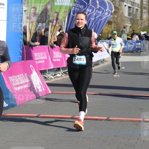 12.04.2026 - 45. Internationalen Wilhelmsburger Insellauf Strokosch-Dieckow http://msf.ph/oto/9459597 12.04.2026 11:06:11 Ziel 2268, 2767, 2481, 2449 meine-sportfotos.de