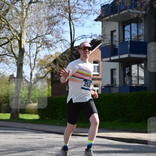 12.04.2026 - 45. Internationalen Wilhelmsburger Insellauf J. Mangold http://msf.ph/oto/9459626 12.04.2026 10:40:27 Ziel 3144, 5606, 3702, 4907, 2525, 3677, 2379, 3171, 5832, 4680, 4262, 2485, 2883, 4262, 2485, 2883, 4501, 2633, 2634, 3090, 4649, 4655, 3987, 3381, 3380, 4180, 4980, 5408, 5408, 2507, 2456, 2768, 3534, 5281, 5247, 5299 meine-sportfotos.de