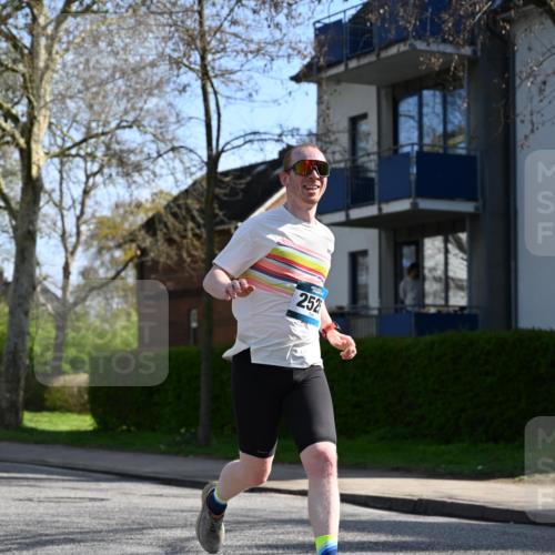 12.04.2026 - 45. Internationalen Wilhelmsburger Insellauf J. Mangold http://msf.ph/oto/9459627 12.04.2026 10:40:27 Ziel 3144, 5606, 3702, 4907, 2525, 3677, 2379, 3171, 5832, 4680, 4262, 2485, 2883, 4262, 2485, 2883, 4501, 2633, 2634, 3090, 4649, 4655, 3987, 3381, 3380, 4180, 4980, 5408, 5408, 2507, 2456, 2768, 3534, 5281, 5247, 5299 meine-sportfotos.de