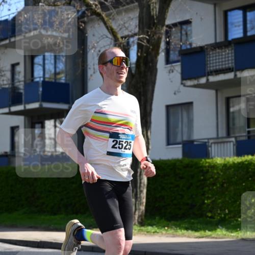 12.04.2026 - 45. Internationalen Wilhelmsburger Insellauf J. Mangold http://msf.ph/oto/9459635 12.04.2026 10:40:28 Ziel 3144, 5606, 3702, 4907, 2525, 3677, 2379, 3171, 5832, 4680, 4262, 2485, 2883, 4501, 2633, 2634, 3090, 4649, 4655, 3987, 3381, 3380, 4180, 4980, 5408, 2507, 2507, 2456, 2768, 3534, 5281, 5247, 5299 meine-sportfotos.de