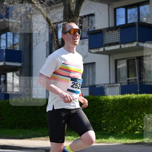 12.04.2026 - 45. Internationalen Wilhelmsburger Insellauf J. Mangold http://msf.ph/oto/9459636 12.04.2026 10:40:28 Ziel 3144, 5606, 3702, 4907, 2525, 3677, 2379, 3171, 5832, 4680, 4262, 2485, 2883, 4501, 2633, 2634, 3090, 4649, 4655, 3987, 3381, 3380, 4180, 4980, 5408, 2507, 2507, 2456, 2768, 3534, 5281, 5247, 5299 meine-sportfotos.de