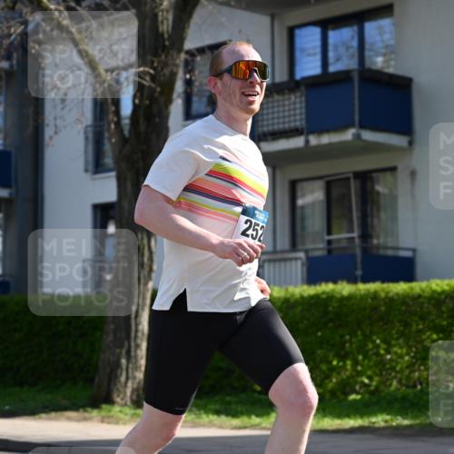 12.04.2026 - 45. Internationalen Wilhelmsburger Insellauf J. Mangold http://msf.ph/oto/9459638 12.04.2026 10:40:28 Ziel 3144, 5606, 3702, 4907, 2525, 3677, 2379, 3171, 5832, 4680, 4262, 2485, 2883, 4501, 2633, 2634, 3090, 4649, 4655, 3987, 3381, 3380, 4180, 4980, 5408, 2507, 2507, 2456, 2768, 3534, 5281, 5247, 5299 meine-sportfotos.de
