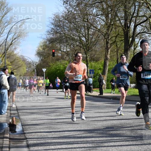 12.04.2026 - 45. Internationalen Wilhelmsburger Insellauf J. Mangold http://msf.ph/oto/9459674 12.04.2026 10:40:36 Ziel 3677, 2379, 3171, 5832, 4680, 4262, 2485, 2883, 4501, 2633, 2634, 3090, 4649, 4655, 3987, 3381, 3380, 4180, 4980, 5408, 2507, 2456, 2768, 3534, 5281, 5247, 5299, 5315, 5288, 3444, 5254, 2148, 5489, 4645, 4646 meine-sportfotos.de