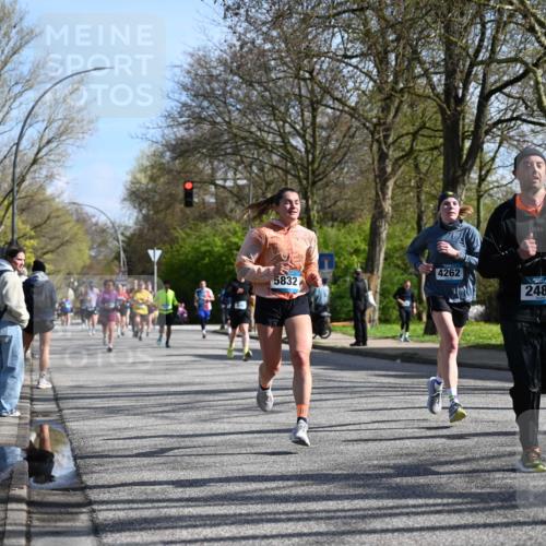 12.04.2026 - 45. Internationalen Wilhelmsburger Insellauf J. Mangold http://msf.ph/oto/9459677 12.04.2026 10:40:36 Ziel 3677, 2379, 3171, 5832, 4680, 4262, 2485, 2883, 4501, 2633, 2634, 3090, 4649, 4655, 3987, 3381, 3380, 4180, 4980, 5408, 2507, 2456, 2768, 3534, 5281, 5247, 5299, 5315, 5288, 3444, 5254, 2148, 5489, 4645, 4646 meine-sportfotos.de