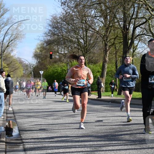 12.04.2026 - 45. Internationalen Wilhelmsburger Insellauf J. Mangold http://msf.ph/oto/9459678 12.04.2026 10:40:36 Ziel 3677, 2379, 3171, 5832, 4680, 4262, 2485, 2883, 4501, 2633, 2634, 3090, 4649, 4655, 3987, 3381, 3380, 4180, 4980, 5408, 2507, 2456, 2768, 3534, 5281, 5247, 5299, 5315, 5288, 3444, 5254, 2148, 5489, 4645, 4646 meine-sportfotos.de