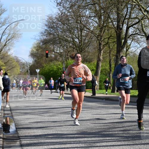 12.04.2026 - 45. Internationalen Wilhelmsburger Insellauf J. Mangold http://msf.ph/oto/9459680 12.04.2026 10:40:36 Ziel 3677, 2379, 3171, 5832, 4680, 4262, 2485, 2883, 4501, 2633, 2634, 3090, 4649, 4655, 3987, 3381, 3380, 4180, 4980, 5408, 2507, 2456, 2768, 3534, 5281, 5247, 5299, 5315, 5288, 3444, 5254, 2148, 5489, 4645, 4646 meine-sportfotos.de