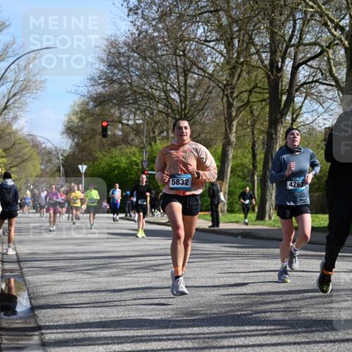 12.04.2026 - 45. Internationalen Wilhelmsburger Insellauf J. Mangold http://msf.ph/oto/9459681 12.04.2026 10:40:36 Ziel 3677, 2379, 3171, 5832, 4680, 4262, 2485, 2883, 4501, 2633, 2634, 3090, 4649, 4655, 3987, 3381, 3380, 4180, 4980, 5408, 2507, 2456, 2768, 3534, 5281, 5247, 5299, 5315, 5288, 3444, 5254, 2148, 5489, 4645, 4646 meine-sportfotos.de