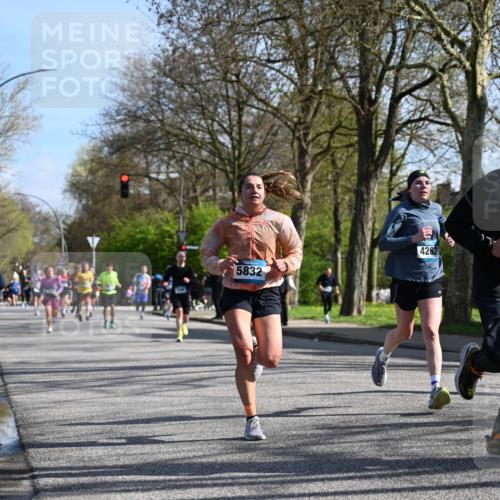 12.04.2026 - 45. Internationalen Wilhelmsburger Insellauf J. Mangold http://msf.ph/oto/9459685 12.04.2026 10:40:37 Ziel 3677, 2379, 3171, 5832, 4680, 4262, 2485, 2883, 4501, 2633, 2634, 3090, 4649, 4655, 3987, 3381, 3380, 4180, 4980, 5408, 2507, 2456, 2768, 3534, 5281, 5247, 5247, 5299, 5315, 5288, 3444, 5254, 2148, 5489, 4645, 4646 meine-sportfotos.de