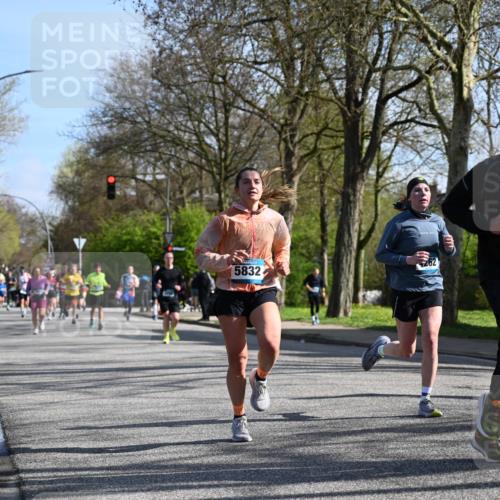 12.04.2026 - 45. Internationalen Wilhelmsburger Insellauf J. Mangold http://msf.ph/oto/9459686 12.04.2026 10:40:37 Ziel 3677, 2379, 3171, 5832, 4680, 4262, 2485, 2883, 4501, 2633, 2634, 3090, 4649, 4655, 3987, 3381, 3380, 4180, 4980, 5408, 2507, 2456, 2768, 3534, 5281, 5247, 5247, 5299, 5315, 5288, 3444, 5254, 2148, 5489, 4645, 4646 meine-sportfotos.de