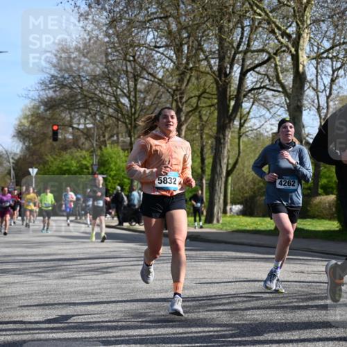 12.04.2026 - 45. Internationalen Wilhelmsburger Insellauf J. Mangold http://msf.ph/oto/9459688 12.04.2026 10:40:37 Ziel 3677, 2379, 3171, 5832, 4680, 4262, 2485, 2883, 4501, 2633, 2634, 3090, 4649, 4655, 3987, 3381, 3380, 4180, 4980, 5408, 2507, 2456, 2768, 3534, 5281, 5247, 5247, 5299, 5315, 5288, 3444, 5254, 2148, 5489, 4645, 4646 meine-sportfotos.de