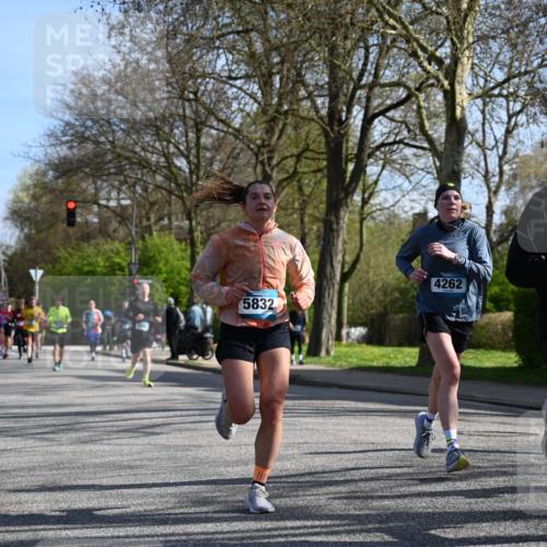 12.04.2026 - 45. Internationalen Wilhelmsburger Insellauf J. Mangold http://msf.ph/oto/9459690 12.04.2026 10:40:37 Ziel 3677, 2379, 3171, 5832, 4680, 4262, 2485, 2883, 4501, 2633, 2634, 3090, 4649, 4655, 3987, 3381, 3380, 4180, 4980, 5408, 2507, 2456, 2768, 3534, 5281, 5247, 5247, 5299, 5315, 5288, 3444, 5254, 2148, 5489, 4645, 4646 meine-sportfotos.de