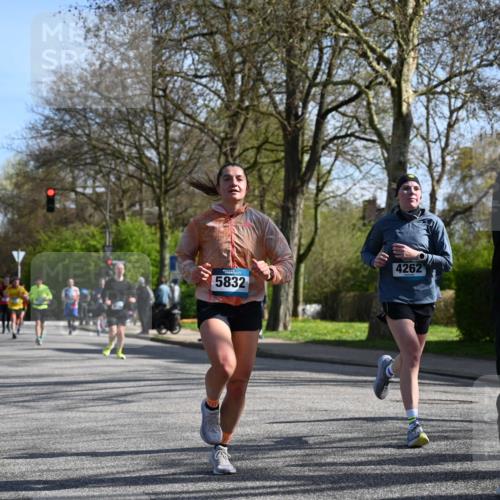 12.04.2026 - 45. Internationalen Wilhelmsburger Insellauf J. Mangold http://msf.ph/oto/9459691 12.04.2026 10:40:37 Ziel 3677, 2379, 3171, 5832, 4680, 4262, 2485, 2883, 4501, 2633, 2634, 3090, 4649, 4655, 3987, 3381, 3380, 4180, 4980, 5408, 2507, 2456, 2768, 3534, 5281, 5247, 5247, 5299, 5315, 5288, 3444, 5254, 2148, 5489, 4645, 4646 meine-sportfotos.de