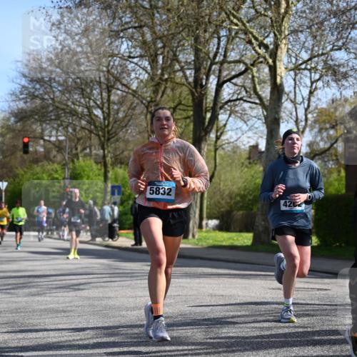 12.04.2026 - 45. Internationalen Wilhelmsburger Insellauf J. Mangold http://msf.ph/oto/9459694 12.04.2026 10:40:37 Ziel 3677, 2379, 3171, 5832, 4680, 4262, 2485, 2883, 4501, 2633, 2634, 3090, 4649, 4655, 3987, 3381, 3380, 4180, 4980, 5408, 2507, 2456, 2768, 3534, 5281, 5247, 5247, 5299, 5315, 5288, 3444, 5254, 2148, 5489, 4645, 4646 meine-sportfotos.de