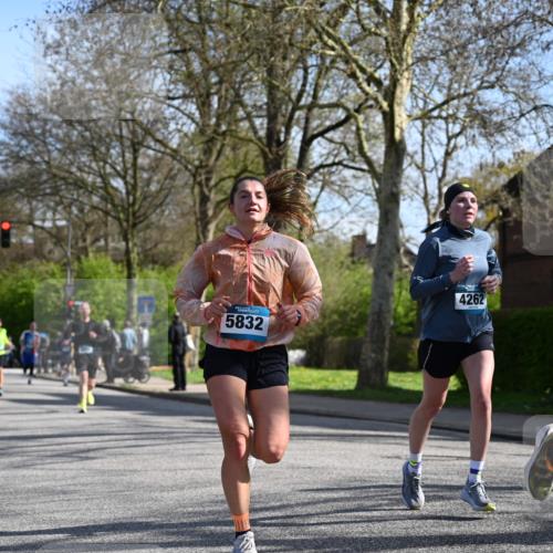 12.04.2026 - 45. Internationalen Wilhelmsburger Insellauf J. Mangold http://msf.ph/oto/9459696 12.04.2026 10:40:37 Ziel 3677, 2379, 3171, 5832, 4680, 4262, 2485, 2883, 4501, 2633, 2634, 3090, 4649, 4655, 3987, 3381, 3380, 4180, 4980, 5408, 2507, 2456, 2768, 3534, 5281, 5247, 5247, 5299, 5315, 5288, 3444, 5254, 2148, 5489, 4645, 4646 meine-sportfotos.de