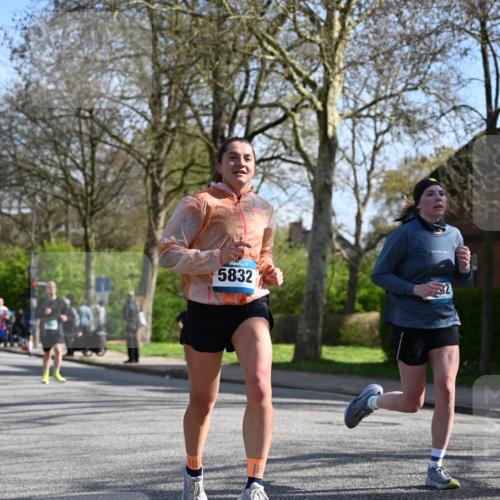 12.04.2026 - 45. Internationalen Wilhelmsburger Insellauf J. Mangold http://msf.ph/oto/9459698 12.04.2026 10:40:37 Ziel 3677, 2379, 3171, 5832, 4680, 4262, 2485, 2883, 4501, 2633, 2634, 3090, 4649, 4655, 3987, 3381, 3380, 4180, 4980, 5408, 2507, 2456, 2768, 3534, 5281, 5247, 5247, 5299, 5315, 5288, 3444, 5254, 2148, 5489, 4645, 4646 meine-sportfotos.de