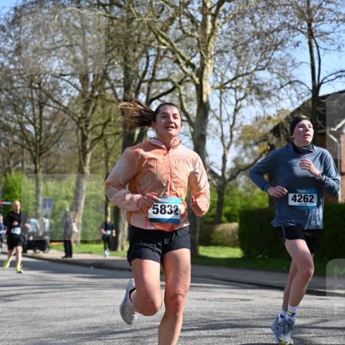 12.04.2026 - 45. Internationalen Wilhelmsburger Insellauf J. Mangold http://msf.ph/oto/9459701 12.04.2026 10:40:38 Ziel 3171, 5832, 4680, 4262, 2485, 2883, 4501, 2633, 2634, 3090, 4649, 4655, 3987, 3381, 3380, 4180, 4980, 4180, 4980, 5408, 2507, 2456, 2768, 3534, 5281, 5247, 5299, 5299, 5315, 5288, 3444, 5254, 2148, 5489, 4645, 4646, 5560 meine-sportfotos.de