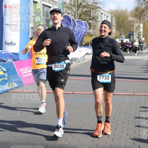 12.04.2026 - 45. Internationalen Wilhelmsburger Insellauf Strokosch-Dieckow http://msf.ph/oto/9459722 12.04.2026 10:49:41 Ziel 3427, 2635, 2732, 2371 meine-sportfotos.de
