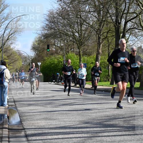 12.04.2026 - 45. Internationalen Wilhelmsburger Insellauf J. Mangold http://msf.ph/oto/9459891 12.04.2026 10:41:05 Ziel 2507, 2456, 2768, 3534, 5281, 5247, 5299, 5315, 5288, 3444, 5254, 2148, 5489, 4645, 4646, 5560, 4295, 5038, 4674, 5034, 3861, 5545, 2812, 5270, 5416, 4963, 3831, 4602, 4667, 3229, 3201 meine-sportfotos.de
