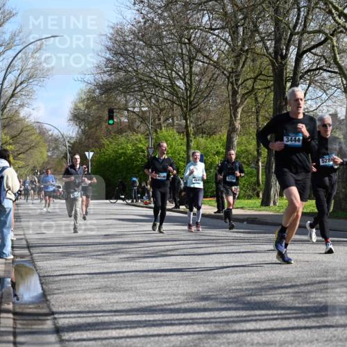 12.04.2026 - 45. Internationalen Wilhelmsburger Insellauf J. Mangold http://msf.ph/oto/9459892 12.04.2026 10:41:05 Ziel 2507, 2456, 2768, 3534, 5281, 5247, 5299, 5315, 5288, 3444, 5254, 2148, 5489, 4645, 4646, 5560, 4295, 5038, 4674, 5034, 3861, 5545, 2812, 5270, 5416, 4963, 3831, 4602, 4667, 3229, 3201 meine-sportfotos.de