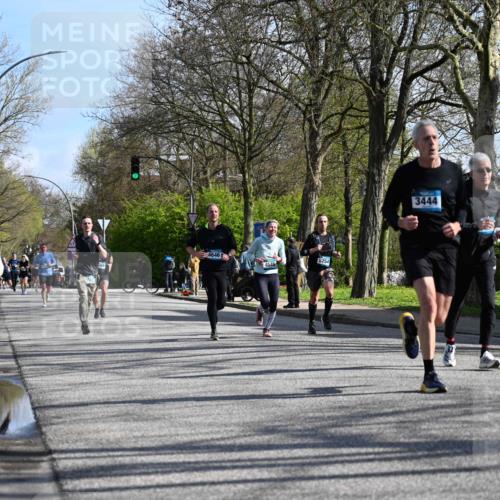12.04.2026 - 45. Internationalen Wilhelmsburger Insellauf J. Mangold http://msf.ph/oto/9459896 12.04.2026 10:41:06 Ziel 2456, 2768, 3534, 5281, 5247, 5299, 5315, 5288, 3444, 5254, 2148, 5489, 4645, 4646, 5560, 4295, 5038, 4674, 5034, 3861, 5545, 2812, 5270, 5416, 4963, 3831, 4602, 4667, 3229, 3201 meine-sportfotos.de