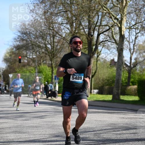 12.04.2026 - 45. Internationalen Wilhelmsburger Insellauf J. Mangold http://msf.ph/oto/9459930 12.04.2026 10:41:12 Ziel 5247, 5299, 5315, 5288, 3444, 5254, 2148, 5489, 4645, 4646, 5560, 4295, 5038, 4674, 5034, 3861, 5545, 2812, 5270, 5416, 4963, 3831, 4602, 4667, 4667, 3229, 3201, 2869, 2479, 3892, 4483, 5654 meine-sportfotos.de