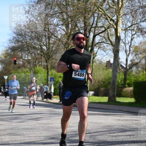 12.04.2026 - 45. Internationalen Wilhelmsburger Insellauf J. Mangold http://msf.ph/oto/9459931 12.04.2026 10:41:12 Ziel 5247, 5299, 5315, 5288, 3444, 5254, 2148, 5489, 4645, 4646, 5560, 4295, 5038, 4674, 5034, 3861, 5545, 2812, 5270, 5416, 4963, 3831, 4602, 4667, 4667, 3229, 3201, 2869, 2479, 3892, 4483, 5654 meine-sportfotos.de
