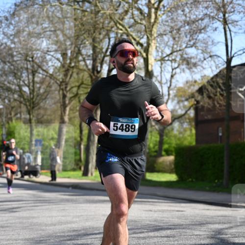 12.04.2026 - 45. Internationalen Wilhelmsburger Insellauf J. Mangold http://msf.ph/oto/9459938 12.04.2026 10:41:13 Ziel 5247, 5299, 5315, 5288, 3444, 5254, 2148, 5489, 4645, 4646, 5560, 4295, 5038, 4674, 5034, 5034, 3861, 5545, 2812, 5270, 5416, 4963, 3831, 4602, 4667, 3229, 3229, 3201, 2869, 2479, 3892, 4483, 5654 meine-sportfotos.de