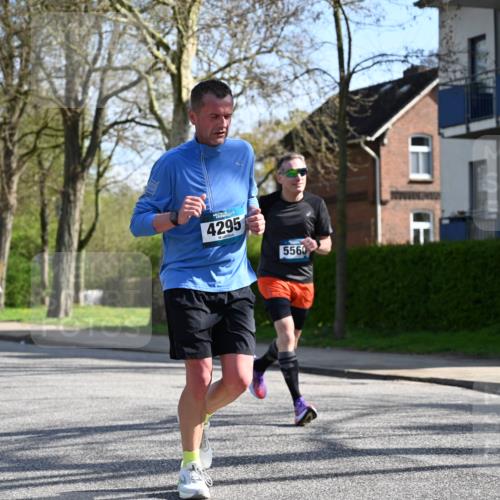 12.04.2026 - 45. Internationalen Wilhelmsburger Insellauf J. Mangold http://msf.ph/oto/9459944 12.04.2026 10:41:17 Ziel 5315, 5288, 3444, 5254, 2148, 5489, 4645, 4646, 5560, 4295, 5038, 4674, 5034, 3861, 5545, 2812, 5270, 5416, 4963, 3831, 4602, 4667, 3229, 3201, 3201, 2869, 2479, 3892, 4483, 5654 meine-sportfotos.de