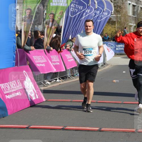 12.04.2026 - 45. Internationalen Wilhelmsburger Insellauf Strokosch-Dieckow http://msf.ph/oto/9459972 12.04.2026 11:07:00 Ziel 3570, 2862, 2863 meine-sportfotos.de