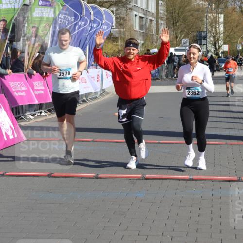 12.04.2026 - 45. Internationalen Wilhelmsburger Insellauf Strokosch-Dieckow http://msf.ph/oto/9459979 12.04.2026 11:07:01 Ziel 3570, 2862, 2863 meine-sportfotos.de