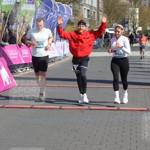 12.04.2026 - 45. Internationalen Wilhelmsburger Insellauf Strokosch-Dieckow http://msf.ph/oto/9459988 12.04.2026 11:07:01 Ziel 3570, 2862, 2863 meine-sportfotos.de