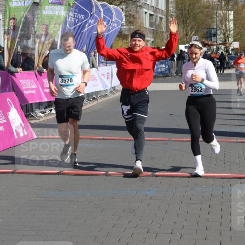 12.04.2026 - 45. Internationalen Wilhelmsburger Insellauf Strokosch-Dieckow http://msf.ph/oto/9460006 12.04.2026 11:07:01 Ziel 3570, 2862, 2863 meine-sportfotos.de