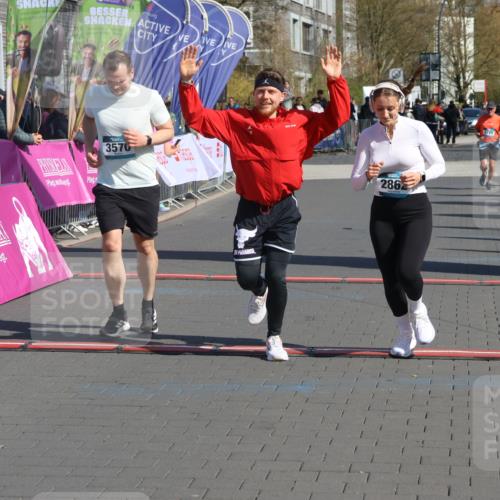 12.04.2026 - 45. Internationalen Wilhelmsburger Insellauf Strokosch-Dieckow http://msf.ph/oto/9460022 12.04.2026 11:07:01 Ziel 3570, 2862, 2863 meine-sportfotos.de