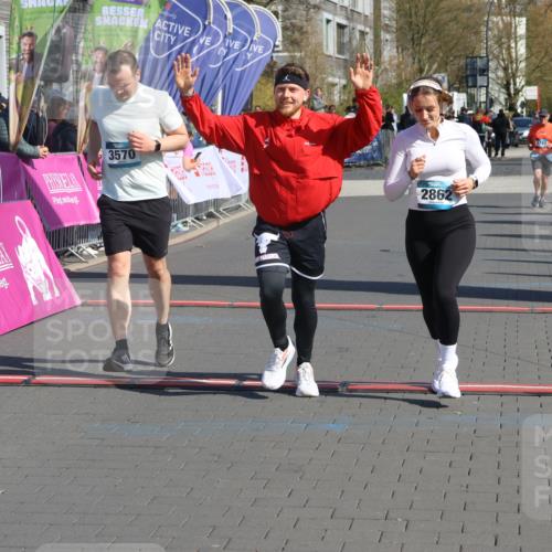 12.04.2026 - 45. Internationalen Wilhelmsburger Insellauf Strokosch-Dieckow http://msf.ph/oto/9460031 12.04.2026 11:07:01 Ziel 3570, 2862, 2863 meine-sportfotos.de