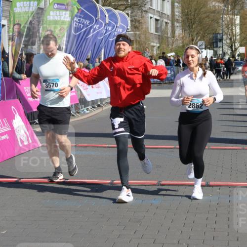 12.04.2026 - 45. Internationalen Wilhelmsburger Insellauf Strokosch-Dieckow http://msf.ph/oto/9460053 12.04.2026 11:07:02 Ziel 3570, 2862, 2863 meine-sportfotos.de