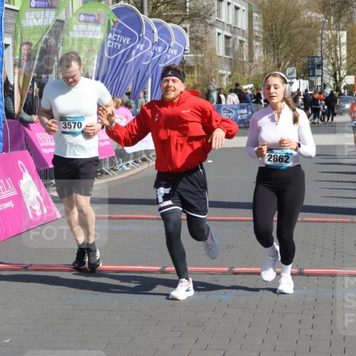 12.04.2026 - 45. Internationalen Wilhelmsburger Insellauf Strokosch-Dieckow http://msf.ph/oto/9460062 12.04.2026 11:07:02 Ziel 3570, 2862, 2863 meine-sportfotos.de