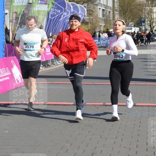 12.04.2026 - 45. Internationalen Wilhelmsburger Insellauf Strokosch-Dieckow http://msf.ph/oto/9460083 12.04.2026 11:07:02 Ziel 3570, 2862, 2863 meine-sportfotos.de