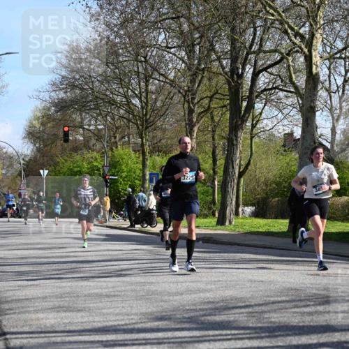 12.04.2026 - 45. Internationalen Wilhelmsburger Insellauf J. Mangold http://msf.ph/oto/9460104 12.04.2026 10:41:35 Ziel 5038, 4674, 5034, 3861, 5545, 2812, 5270, 5416, 4963, 3831, 4602, 4667, 3229, 3201, 2869, 2479, 3892, 4483, 5654, 2836, 4615, 2222, 3419, 4042, 3991 meine-sportfotos.de