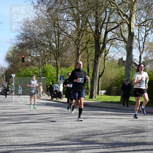 12.04.2026 - 45. Internationalen Wilhelmsburger Insellauf J. Mangold http://msf.ph/oto/9460108 12.04.2026 10:41:35 Ziel 5038, 4674, 5034, 3861, 5545, 2812, 5270, 5416, 4963, 3831, 4602, 4667, 3229, 3201, 2869, 2479, 3892, 4483, 5654, 2836, 4615, 2222, 3419, 4042, 3991 meine-sportfotos.de