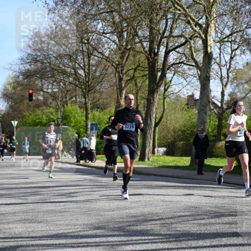 12.04.2026 - 45. Internationalen Wilhelmsburger Insellauf J. Mangold http://msf.ph/oto/9460110 12.04.2026 10:41:36 Ziel 4674, 5034, 3861, 5545, 2812, 5270, 5416, 4963, 3831, 4602, 4667, 3229, 3201, 2869, 2479, 3892, 4483, 5654, 5654, 2836, 4615, 2222, 3419, 4042, 3991, 2262, 2263 meine-sportfotos.de