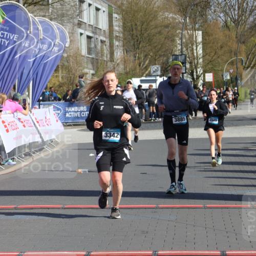 12.04.2026 - 45. Internationalen Wilhelmsburger Insellauf Strokosch-Dieckow http://msf.ph/oto/9460117 12.04.2026 11:07:30 Ziel 3342, 3885, 2777, 4949 meine-sportfotos.de