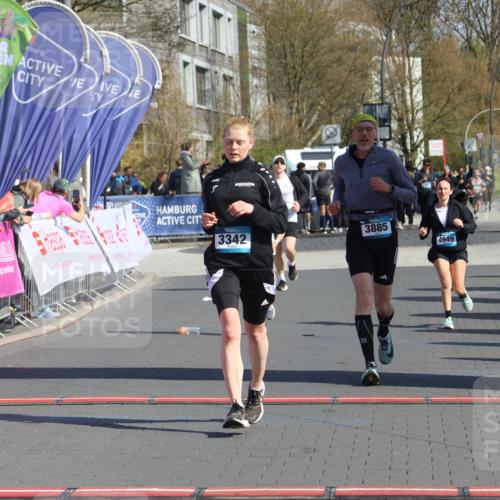 12.04.2026 - 45. Internationalen Wilhelmsburger Insellauf Strokosch-Dieckow http://msf.ph/oto/9460132 12.04.2026 11:07:30 Ziel 3342, 3885, 2777, 4949 meine-sportfotos.de