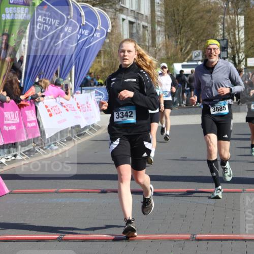 12.04.2026 - 45. Internationalen Wilhelmsburger Insellauf Strokosch-Dieckow http://msf.ph/oto/9460151 12.04.2026 11:07:31 Ziel 3342, 3885, 2777, 4949 meine-sportfotos.de