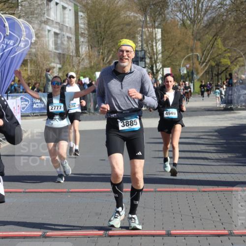 12.04.2026 - 45. Internationalen Wilhelmsburger Insellauf Strokosch-Dieckow http://msf.ph/oto/9460160 12.04.2026 11:07:32 Ziel 3342, 3885, 2777, 4949 meine-sportfotos.de