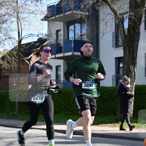 12.04.2026 - 45. Internationalen Wilhelmsburger Insellauf J. Mangold http://msf.ph/oto/9460168 12.04.2026 10:41:48 Ziel 4963, 3831, 4602, 4667, 3229, 3201, 2869, 2479, 3892, 4483, 5654, 2836, 4615, 2222, 3419, 4042, 3991, 2262, 2263, 2262, 2263 meine-sportfotos.de