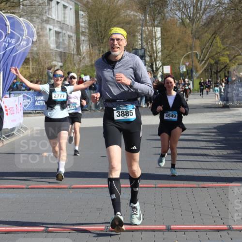 12.04.2026 - 45. Internationalen Wilhelmsburger Insellauf Strokosch-Dieckow http://msf.ph/oto/9460171 12.04.2026 11:07:33 Ziel 3342, 3885, 2777, 4949, 4359 meine-sportfotos.de