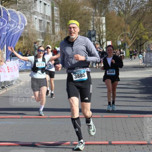 12.04.2026 - 45. Internationalen Wilhelmsburger Insellauf Strokosch-Dieckow http://msf.ph/oto/9460185 12.04.2026 11:07:33 Ziel 3342, 3885, 2777, 4949, 4359 meine-sportfotos.de