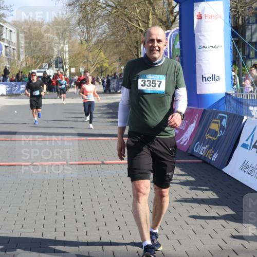 12.04.2026 - 45. Internationalen Wilhelmsburger Insellauf Strokosch-Dieckow http://msf.ph/oto/9460200 12.04.2026 10:50:05 Ziel 3357, 2655, 5441, 3546 meine-sportfotos.de