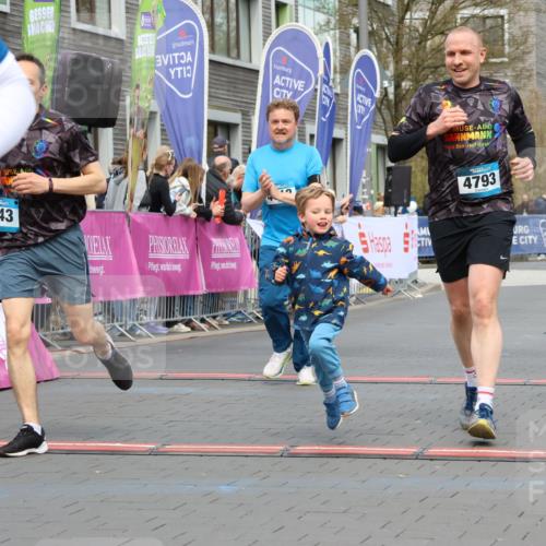 12.04.2026 - 45. Internationalen Wilhelmsburger Insellauf Strokosch-Dieckow http://msf.ph/oto/9460300 12.04.2026 13:19:36 Ziel 5019, 4543, 4793, 5786, 4112 meine-sportfotos.de