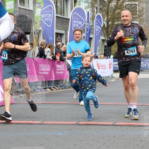 12.04.2026 - 45. Internationalen Wilhelmsburger Insellauf Strokosch-Dieckow http://msf.ph/oto/9460309 12.04.2026 13:19:36 Ziel 5019, 4543, 4793, 5786, 4112 meine-sportfotos.de